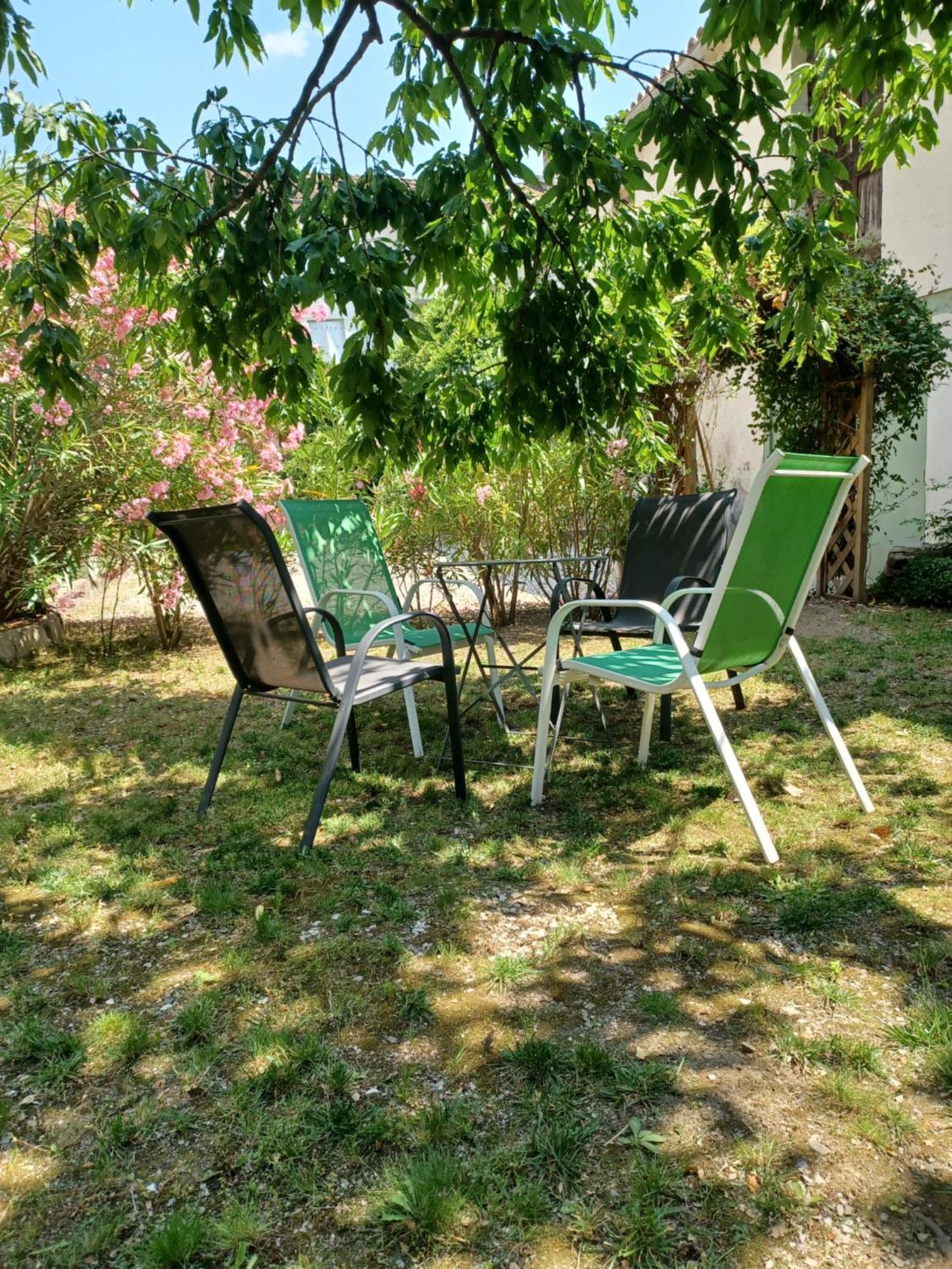 Les Glycines Bed & Breakfast Льо Виган Екстериор снимка