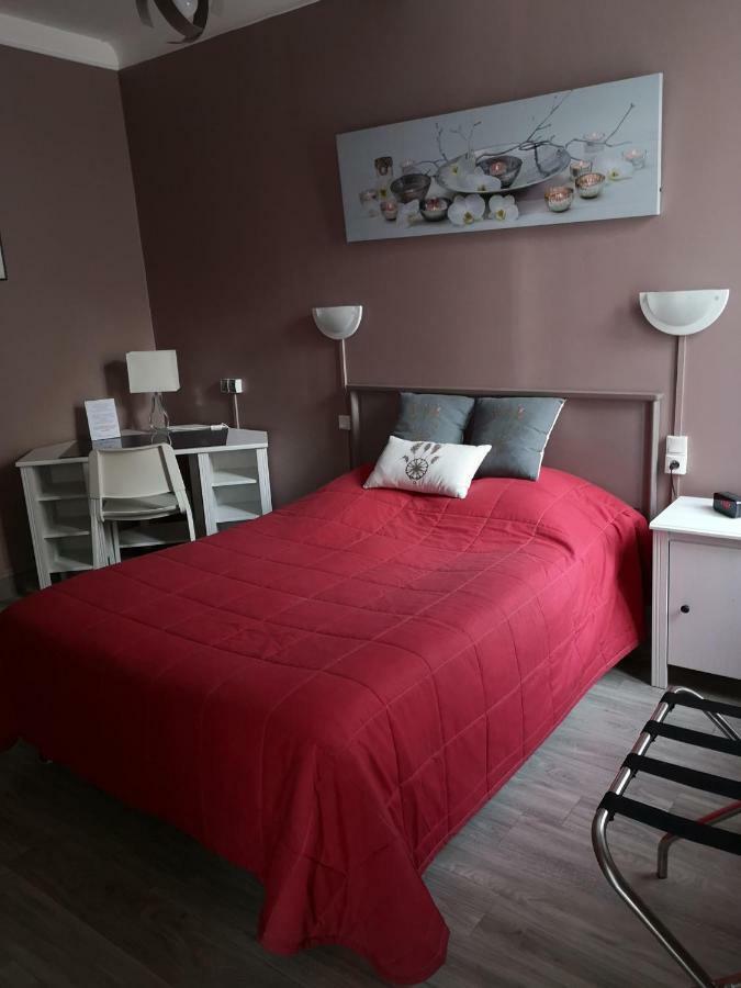 Les Glycines Bed & Breakfast Льо Виган Екстериор снимка