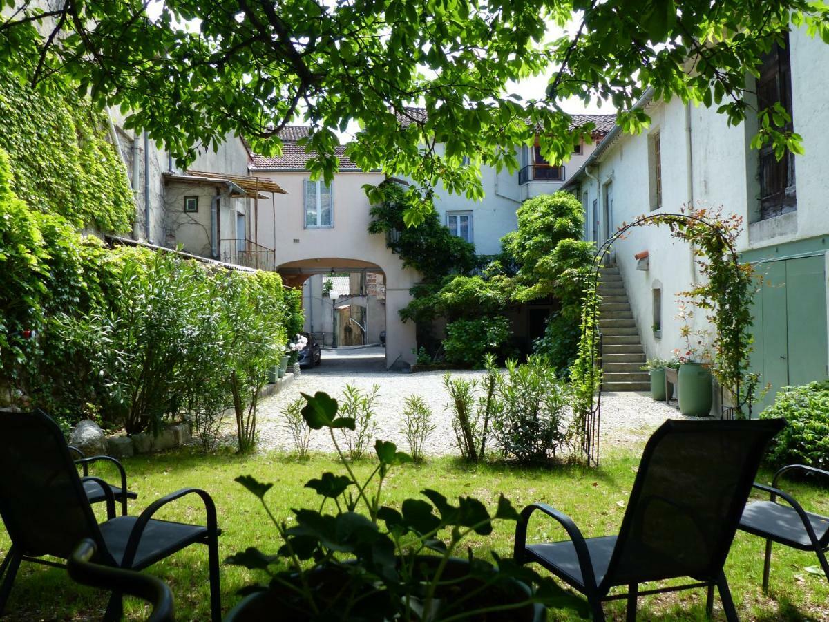 Les Glycines Bed & Breakfast Льо Виган Екстериор снимка